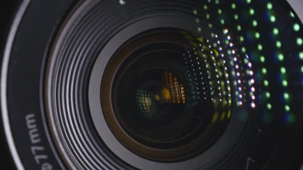 Объектив видеокамеры, показывающий масштаб и блики, повороты, крупный план — стоковое видео