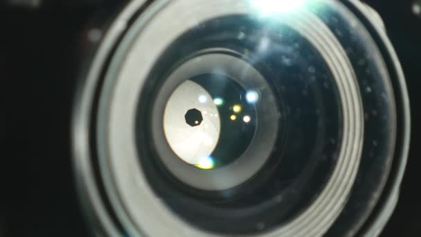 Объектив видеокамеры, показывающий масштаб и блики, повороты, крупный план — стоковое видео