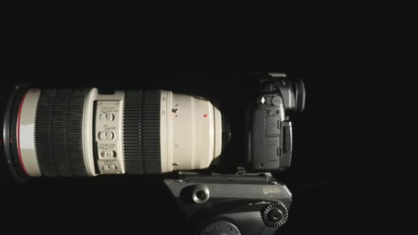 Aufnahmen eines Mannes, der die Einstellungen der DSLR-Kamera ändert — Stockvideo