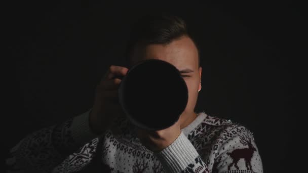 На кадрах видно, как мужчина меняет настройки камеры — стоковое видео