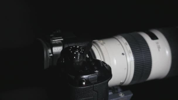 Girando a roda de configurações na câmera fotográfica — Vídeo de Stock
