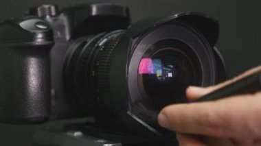 Kamera objektifi ile boşaltım fotoğrafçı taşır