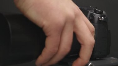 Fotoğrafçı değişen lens kamera üzerinde