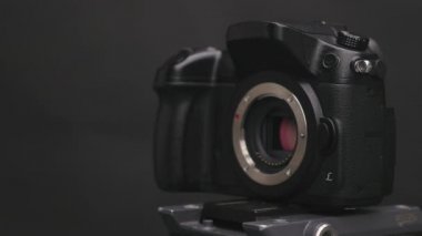 Fotoğrafçı değişen lens kamera üzerinde