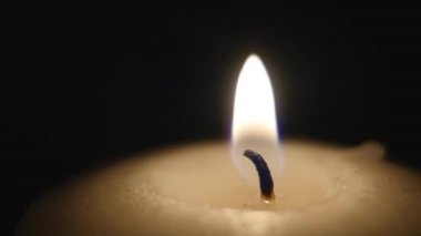 eller siyah arka plan üzerine bir mum yaktım
