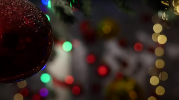 Красочные рождественские шары. Набор реалистичных декораций — стоковое видео