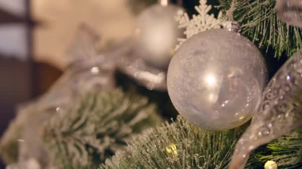 Kerstballen op kerstboom. Close-up. selectieve aandacht — Stockvideo