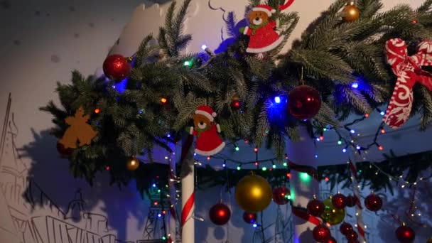 Dekoracje świąteczne na gałęziach jodły — Wideo stockowe