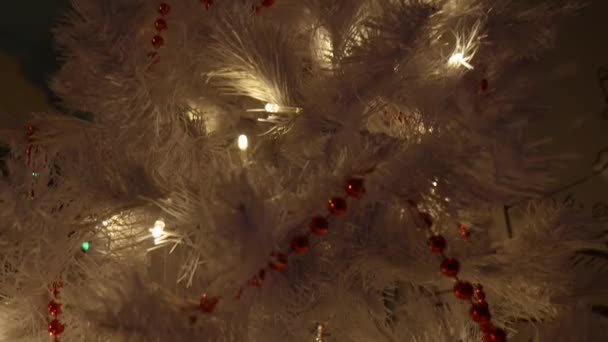 Λευκό χριστουγεννιάτικο δέντρο. Κοντινό πλάνο. Επιλεκτική εστίαση — Αρχείο Βίντεο