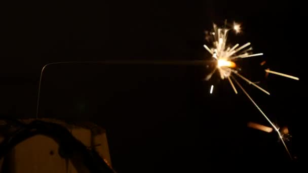 Fogos de artifício sparkler queimando com luzes no fundo — Vídeo de Stock