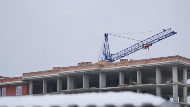 Grúa en una obra de construcción — Vídeos de Stock