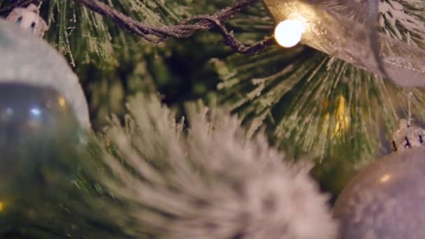 Рождественские балы на елке. Закрывай. селективный фокус — стоковое видео