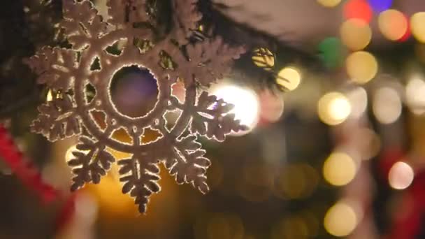 Kerstdecoratie op de boom met verlichting. Kerstboom met Kerstmis licht. selectieve aandacht. Close-up — Stockvideo