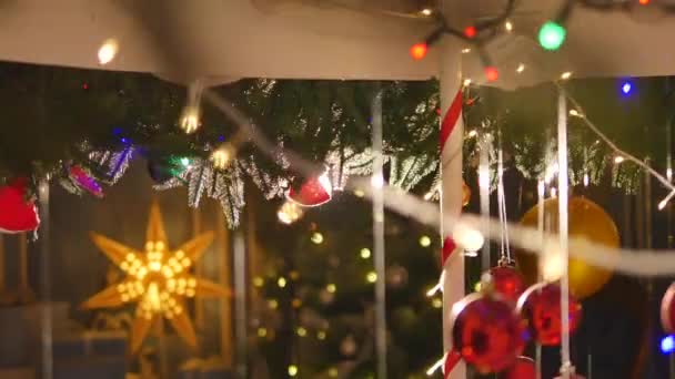 Decoración navideña en árbol con luces. Árbol de Navidad con luz de Navidad. enfoque selectivo. de cerca — Vídeos de Stock