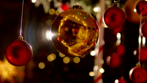 Des boules de Noël colorées. Ensemble de décorations réalistes isolées — Video