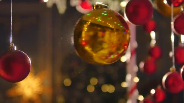 Барвисті різдвяні кульки. Набір ізольованих реалістичних прикрас — стокове відео
