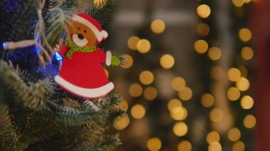 Noel dekorasyon ağacındaki ışıklar ile. Noel ışık ile Noel ağacı. seçici odak. yakın çekim