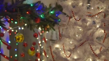 Beyaz Noel ağacı. Yakın çekim. Seçici odak
