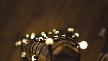 ahşap Noel ağacı. Garland ışıkların. Vintage tarzı. Ampulleri dinlenme bulanık bir alan içindeki arka plan. Parti ve modern caf tasarım kavramları. Modern dekorasyon ahşap Noel çelenk