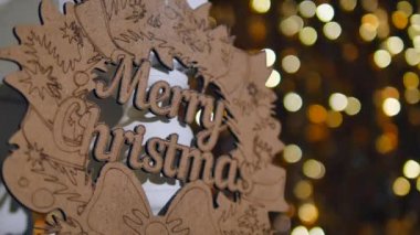 metinle Merry christmas Noel ışıkları arka plan üzerinde ahşap işareti