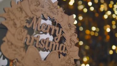 metinle Merry christmas Noel ışıkları arka plan üzerinde ahşap işareti