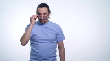 Yakışıklı adam. Güneş gözlüğü tutarak ve üzerinde beyaz izole ederken flört yakışıklı genç adam portresi
