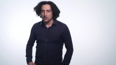 genç bir adam korku siyah arka plan üzerinde gösterir.