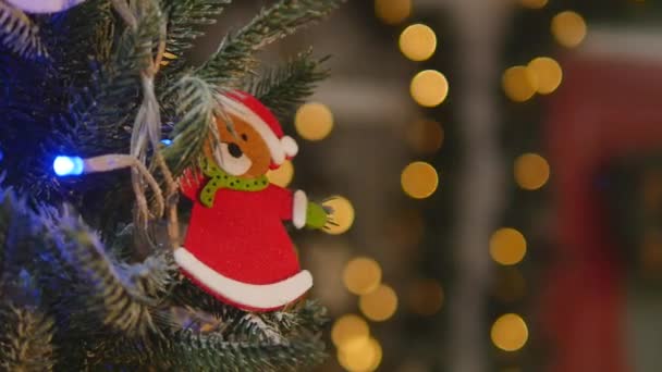 Kerstdecoratie op de boom met verlichting. Kerstboom met Kerstmis licht. selectieve aandacht. Close-up — Stockvideo