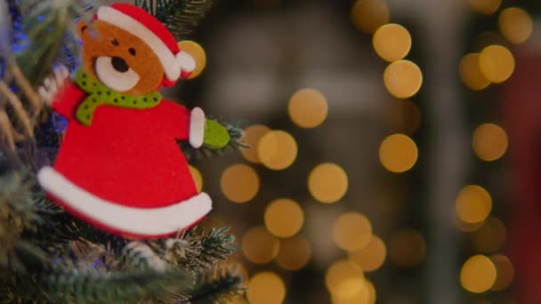 Kerstdecoratie op de boom met verlichting. Kerstboom met Kerstmis licht. selectieve aandacht. Close-up — Stockvideo