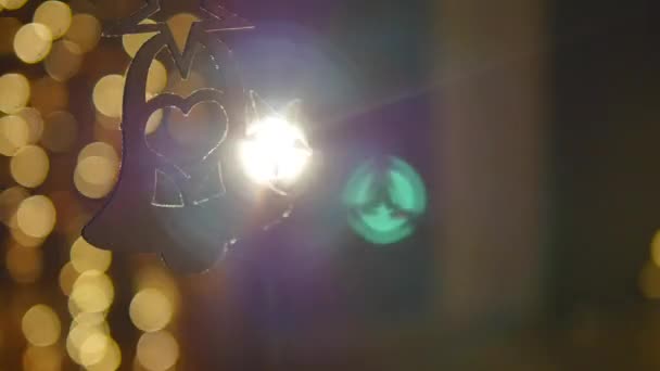 Houten decoratie voor een kerstboom. Christmas lights achtergrond. Defocus — Stockvideo