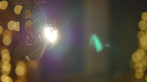 Houten decoratie voor een kerstboom. Christmas lights achtergrond. Defocus — Stockvideo