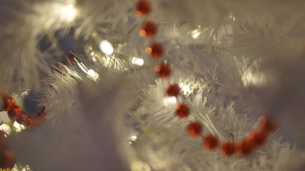 Witte kerstboom. Close-up. Selectieve aandacht — Stockvideo