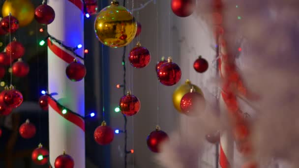 barevné vánoční koule. Sada izolované realistické dekorace