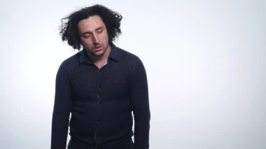 Yakışıklı adam gösteren farklı duygular. Yakın çekim