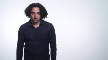 komik adam arıyorum genç, suçluluk, utanç eylemler, mahcup izole beyaz arka plan hissediyor endişeyle hata yaptığı, inkar. Olumsuz duygu, yüz ifadesi, duygu tepki