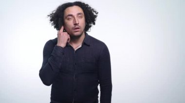 yapım kulak çekme ve izole üzerinde beyaz arka plan dışarı bak mans