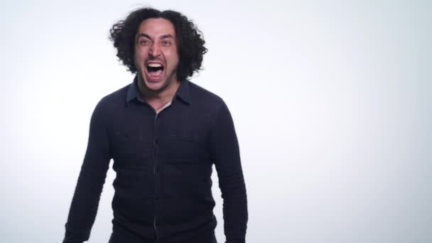 Portrait of young angry man screaming isolated on white background. Close up portrait of young man screaming. Very angry casual man screaming — Stock Video