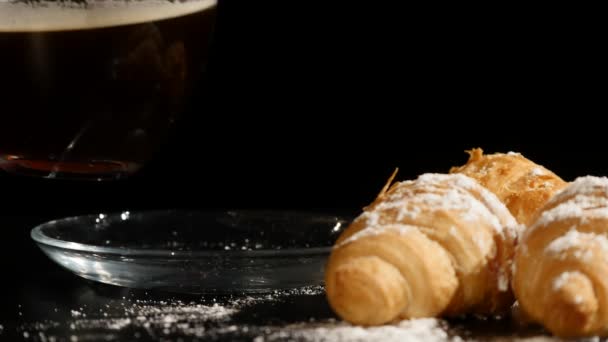 Coffee break times. croissanty a kávu na černém pozadí — Stock video