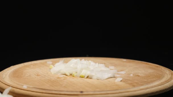 Chopped onion on wooden board — Stock Video