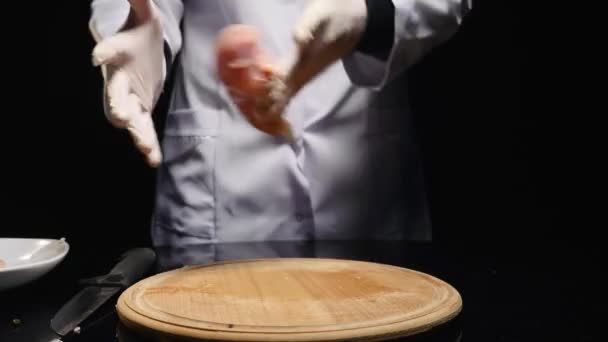 De handen gooit een stukje kipfilet op het bord — Stockvideo