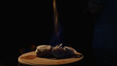 tavuk fileto ahşap tahta üzerinde yangında. Barbekü et. Koyu arka plan