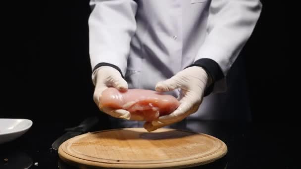 Ręce rzuca kawałek filet z kurczaka na pokładzie — Wideo stockowe