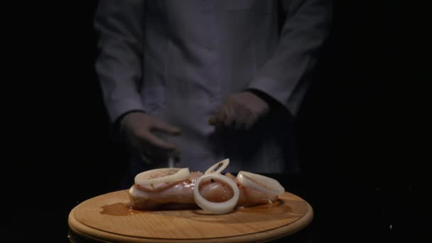 Filete de pollo en el fuego en la tabla de madera. Carne de barbacoa. fondo oscuro — Vídeos de Stock
