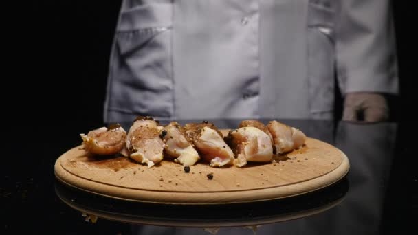 La mano mette la cipolla su filetto di pollo — Video Stock