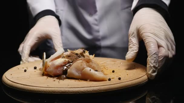 Mano pone cebolla en filete de pollo — Vídeo de stock