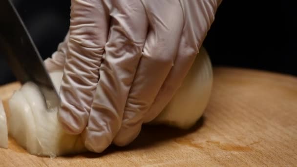 Chef cortando una cebolla con un cuchillo — Vídeos de Stock