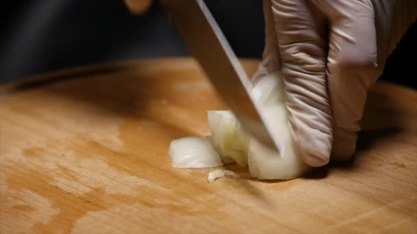 Chef cortando una cebolla con un cuchillo — Vídeos de Stock