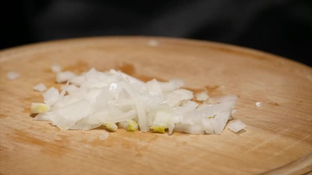 Cebolla picada sobre tabla de madera — Vídeos de Stock