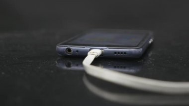 USB şarj veya veri kablosu 4 k 2160 p 30 fps Ultrahd görüntüleri - Modern dokunmatik ekran cep telefonu Usb kablosunu tak closeup 4 k 3840 x 2160 Uhd video takmayı yakın çekim