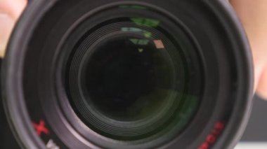 Kamera zoom. Yakınlaştırma ve uzaklaştırma objektifi ile profesyonel video kamera closeup çekim.